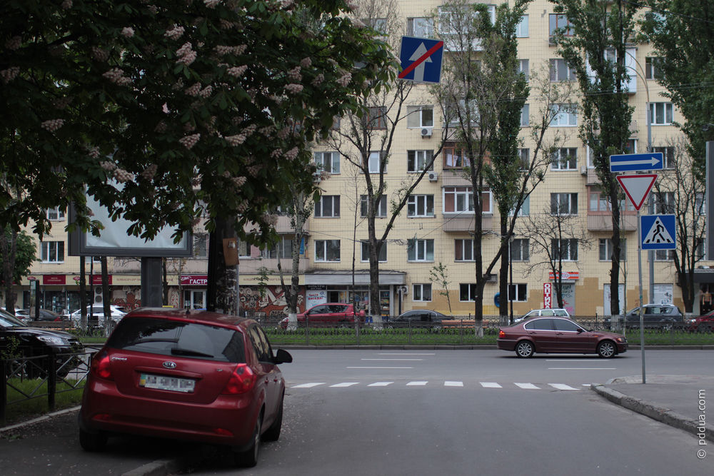 Дорожный знак направление движения стрелка